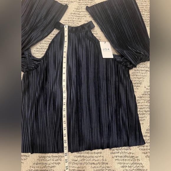 J.O.A Blue Flare Sleeve Off The Shoulder Velvet Pleated Top Blouse - Picture 9 of 11